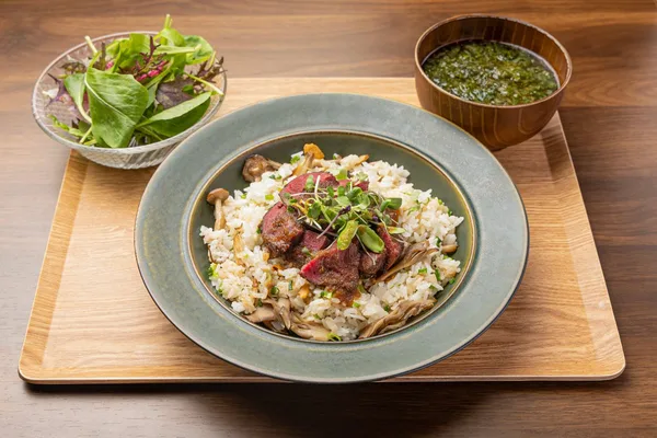 ニホンジカ肉ローストと茸のガーリックライス
