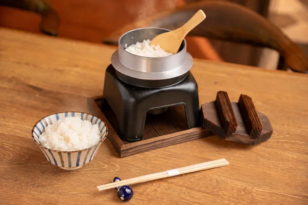 注文ごとに炊き上げ、羽釜のままテーブルへ。炊きたての香りと食感も楽しめます。