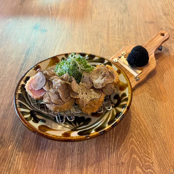 アグー豚の旨味にトリュフの芳醇な香りを重ねた、夜限定の創作豚カツ。
