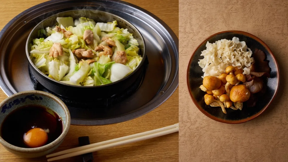 鉄鍋で焼かれた白菜と鶏肉に3種のきのこをのせた鍋と、手前の卵だれの器と白飯