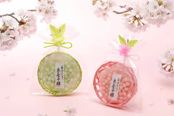 「手づくり京金平糖 緑衣黄桜」と「手づくり京金平糖 桜」