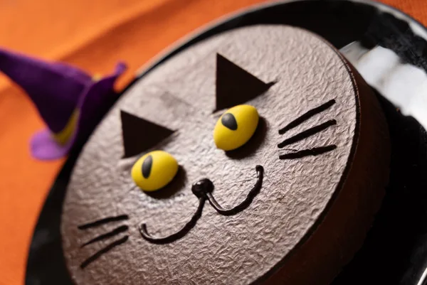 黒猫を表現したダークチョコムース