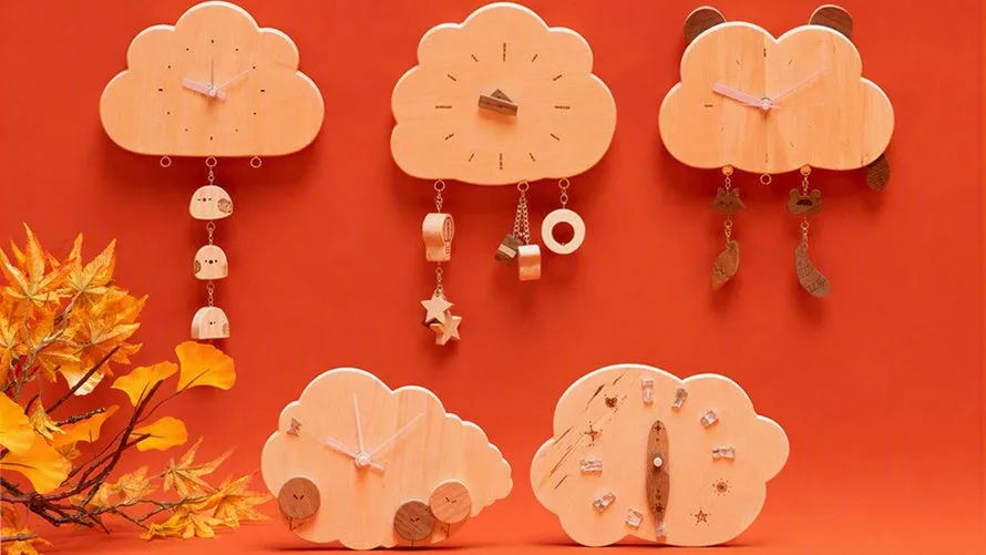 紅葉を添えた背景に並ぶ白樺の雲型時計5点