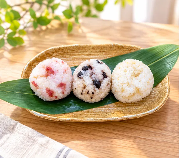 基本のおむすびは「塩糀結び」「黒豆結び」「梅結び」の3種類