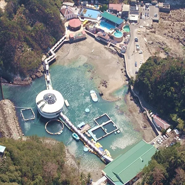 天然の入り江を利用した下田海中水族館の俯瞰写真