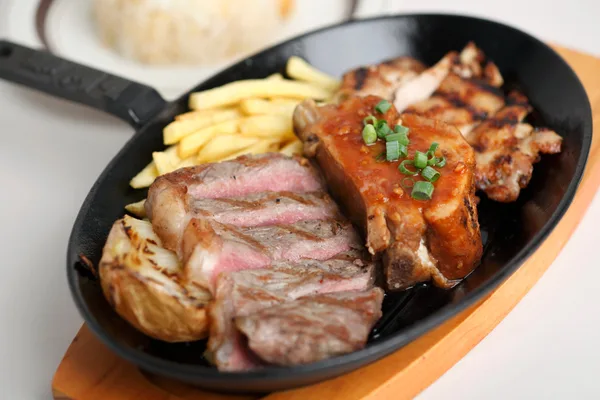 ディキシーダイナー ザ ミートロッカー 13F カフェ&ダイナー Meat combo plate(ガーリックライス付き)2,500円
