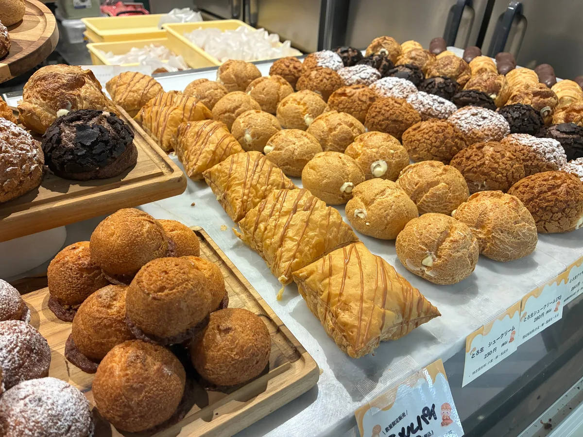 光明池の店頭に並ぶシュークリームやパイ、コルネ