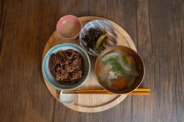 酵素玄米と汁物を組み合わせた食事