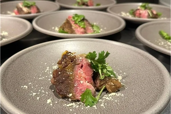 出張シェフが仕上げる肉料理
