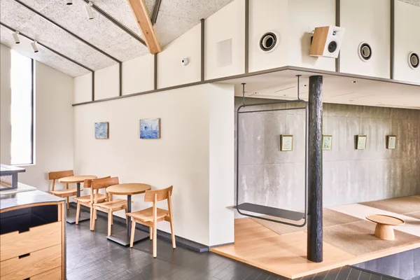 谷中御殿坂店のギャラリー展示空間