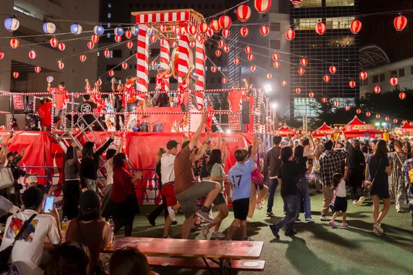 天神夏まつりの会場で毎夜開かれる盆踊り