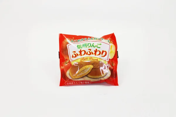 赤い個包装の袋。「信州りんご ふわふわり Apple Pancake」「信州産りんご果汁使用」と印刷されている