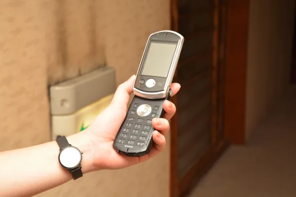 手に持った二つ折りの携帯電話