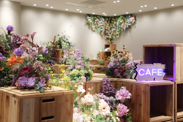 花で飾られた洒落CAFEの店内
