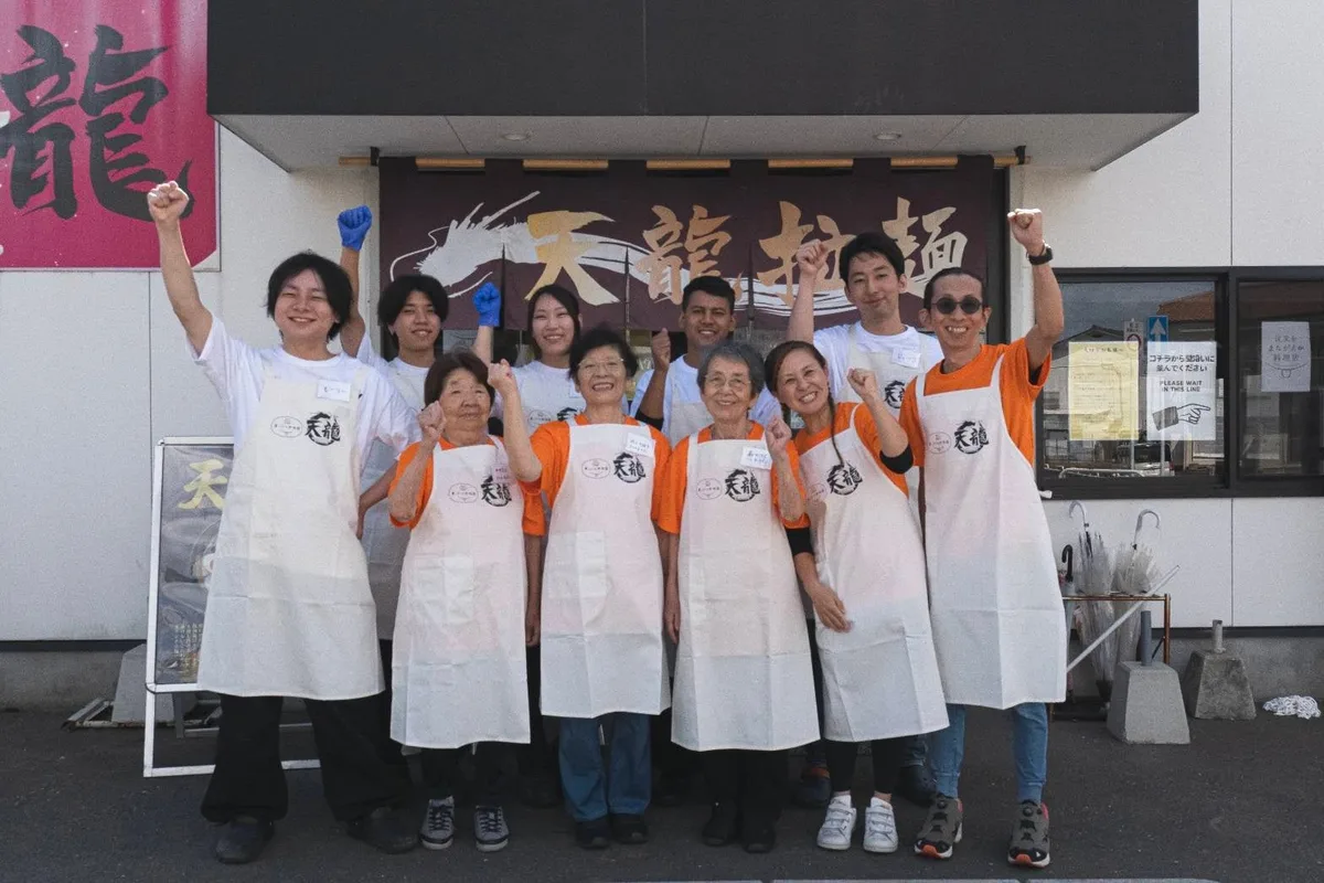 天龍ラーメンの注文をまちがえる料理店に参加したスタッフの集合写真