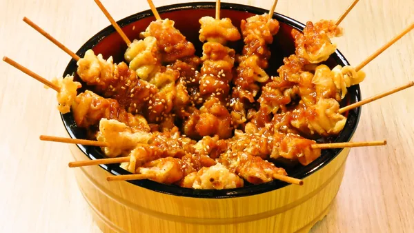 桶に盛られたテルマエ串