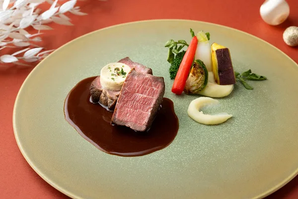 牛フィレ肉のステーキとフォワグラバター 赤ワインソース ポテトピューレと彩り野菜添え