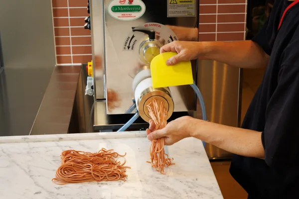 「エキナカで、打ちたての生パスタを。店内に製麺室を設置」に掲載された画像