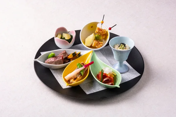 生湯葉や国産牛ステーキなどを盛り込んだ和の前菜