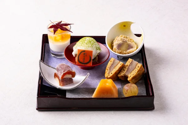 宗家 源 吉兆庵の和菓子とホテルデザートを盛り合わせた甘味