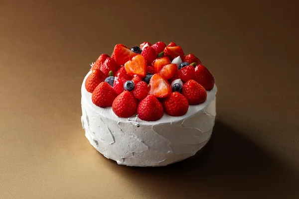 上面にいちごを敷き詰めた丸いショートケーキ