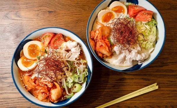 三味特製冷やし麺（左：ごま豆乳冷麺・右：韓国風トマト冷麺）