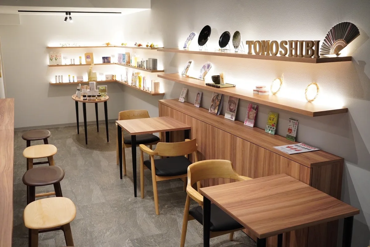 木目のテーブルと商品棚がある燈 TOMOSHIBIの店内