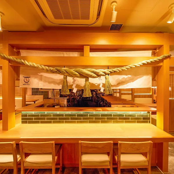 鳥居を配した鳥居くぐり新宿はなれの店内