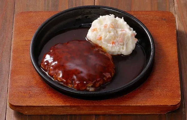 チキンハンバーグステーキ ポテトサラダ添え