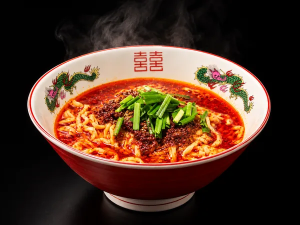 神戸牛のブイヨンに特製肉味噌と刻みニラを合わせた「特製台湾ラーメン」