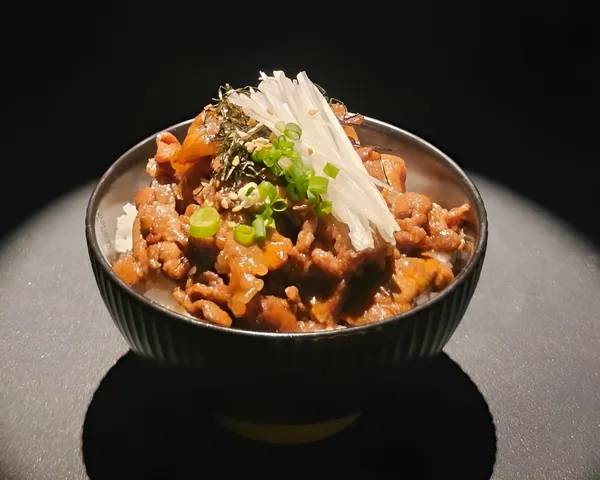 直火で焼き上げた神戸牛を載せた「神戸牛 焼肉めし」