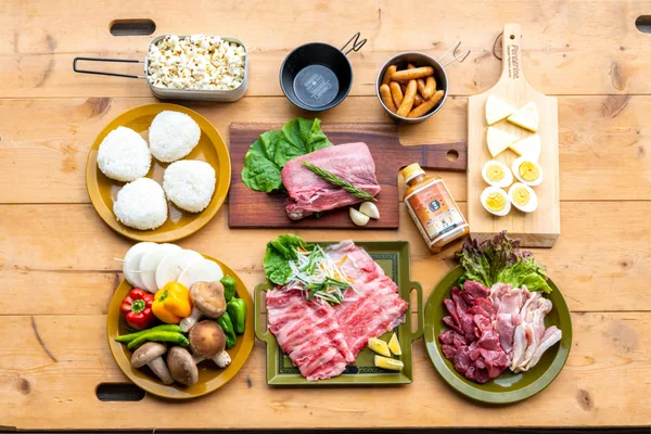UNBYのDAY-CAMP BBQで用意される肉、野菜、米、ポップコーンなどの食材