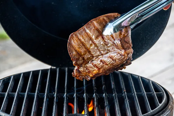 グリルで焼かれるDAY-CAMP BBQの牛タンブロック