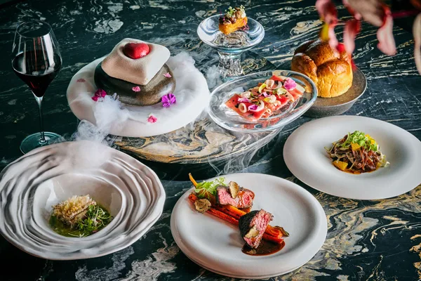 フェアモント東京 DRIFTWOOD BAR & GRILLのバレンタインディナー