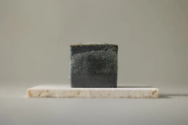 黒胡麻のWEEKEND' CHEESECAKE Cube