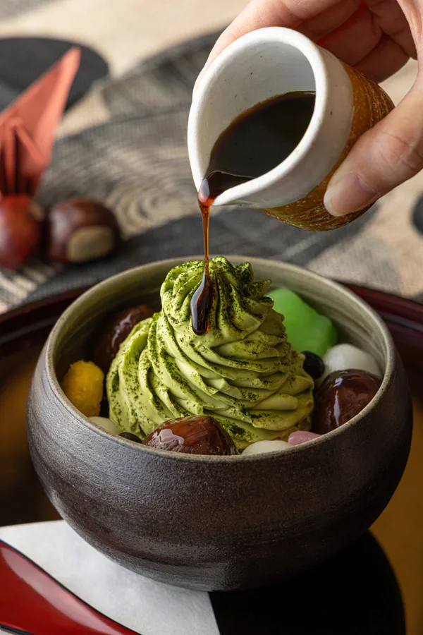 黒蜜をかけて味わう「マロンあんみつ」
