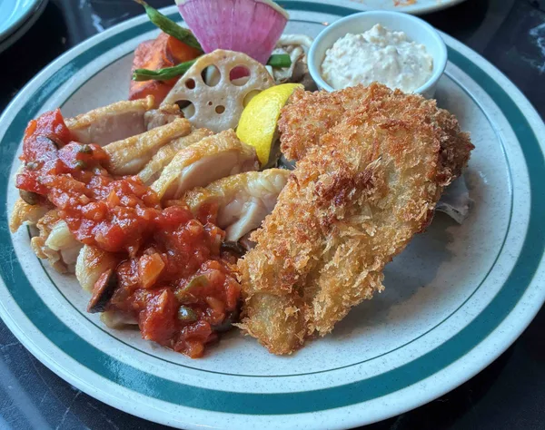 鶏もも肉のローストと牡蠣フライのダブルメイン