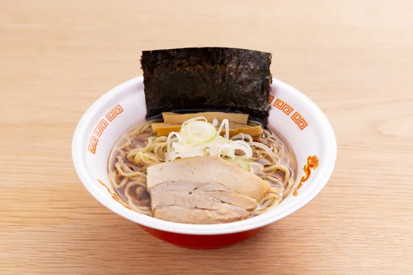 黒い丼に盛られた、煮干しを使った中華そば