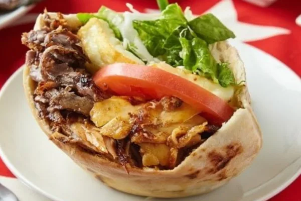 肉と野菜を薄い生地で巻いたケバブ
