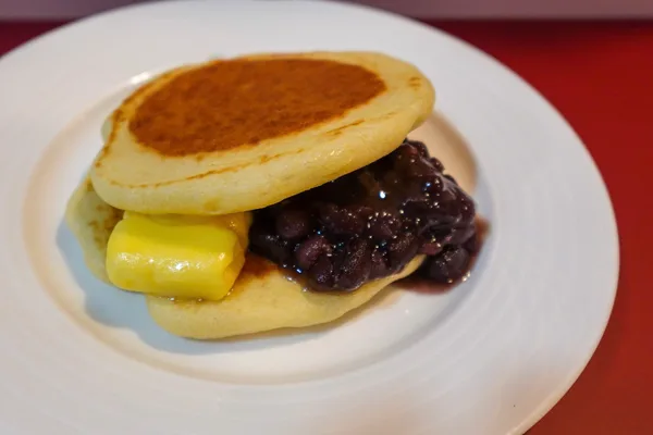 あんことバターを挟んだパンケーキ