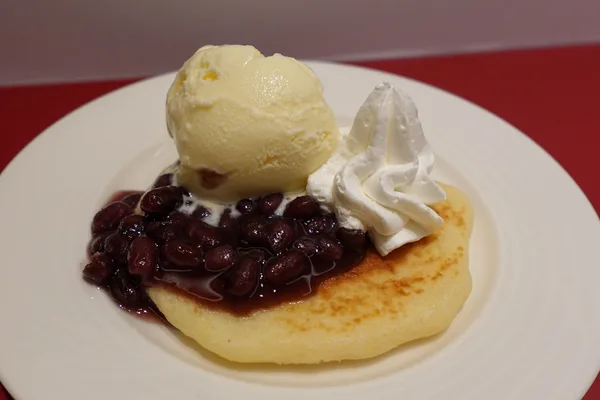 あんことホイップとアイスをトッピングしたパンケーキ