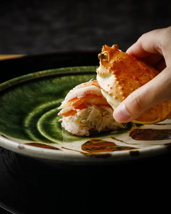 香箱蟹の内子を混ぜ込んだすし飯に、その身をたっぷりとのせた香箱蟹のお寿司