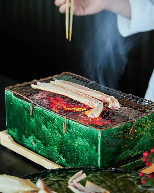 備長炭を用い、お客さまの目の前で香ばしく焼き上げる焼き蟹