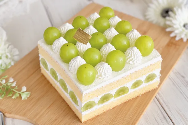 「3日間限定で登場する新スイーツ!「シャインマスカットのショートケーキ」を、目の前でカッティングしてご提供」に掲載された画像