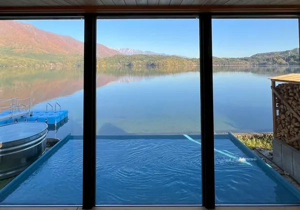 「秋冬の青木湖を望む「Hakuba Zekkei Sauna “ao”」」の節に掲載された画像