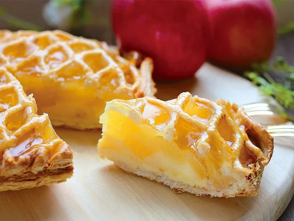 りんごを食べるアップルパイ 信州ふじ