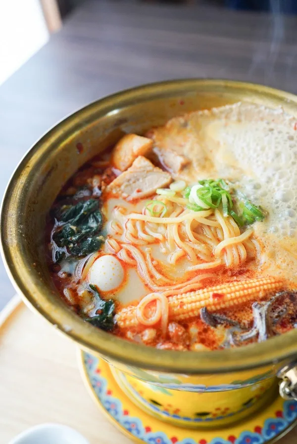 写真は中華麺を使用(中華麺かさつまいも春雨のどちらかをお選びいただけます)