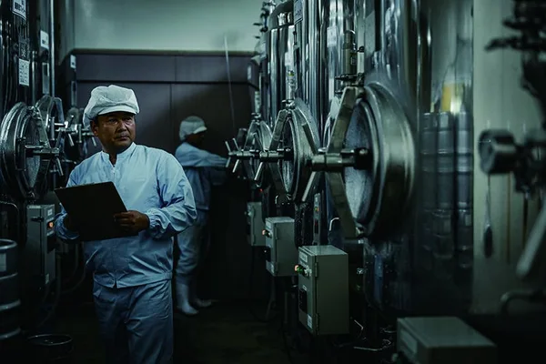 製造職人が細心の注意を払うAwaji Brewery内