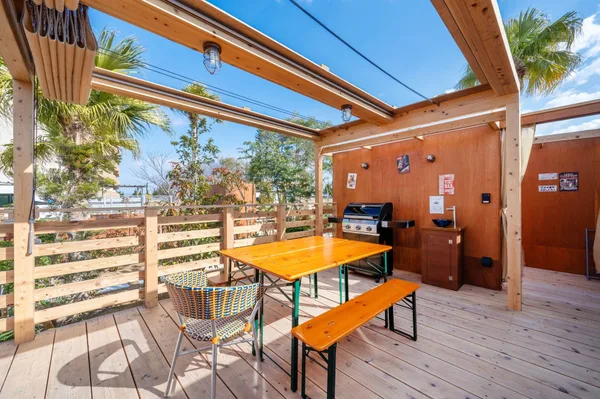グランピングトレーラー Lanikaiの屋根付きBBQテラス
