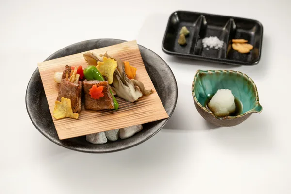 強肴/黒毛和牛のステーキ、牛蒡・獅子唐・長葱とともに、舞茸、南瓜